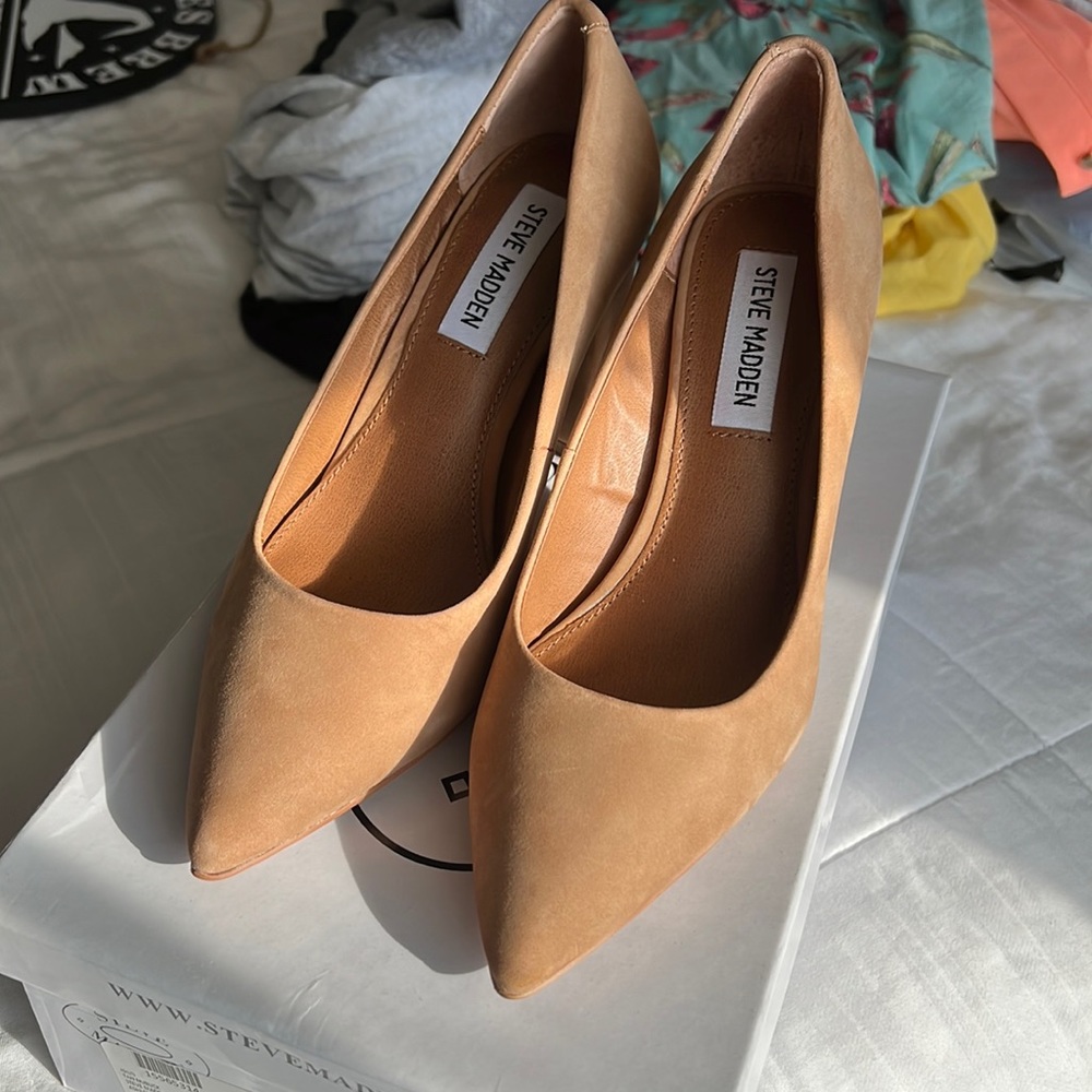 New in box - nude Steve Madden Ashlyn tan nubuck suede heels size 6